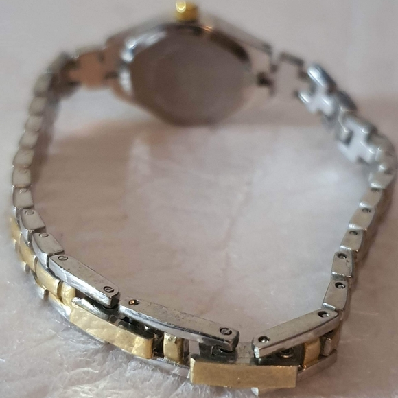 🦋10/$20🦋 Silver/Goldtone Diamond Women's Watch - Picture 3 of 4
